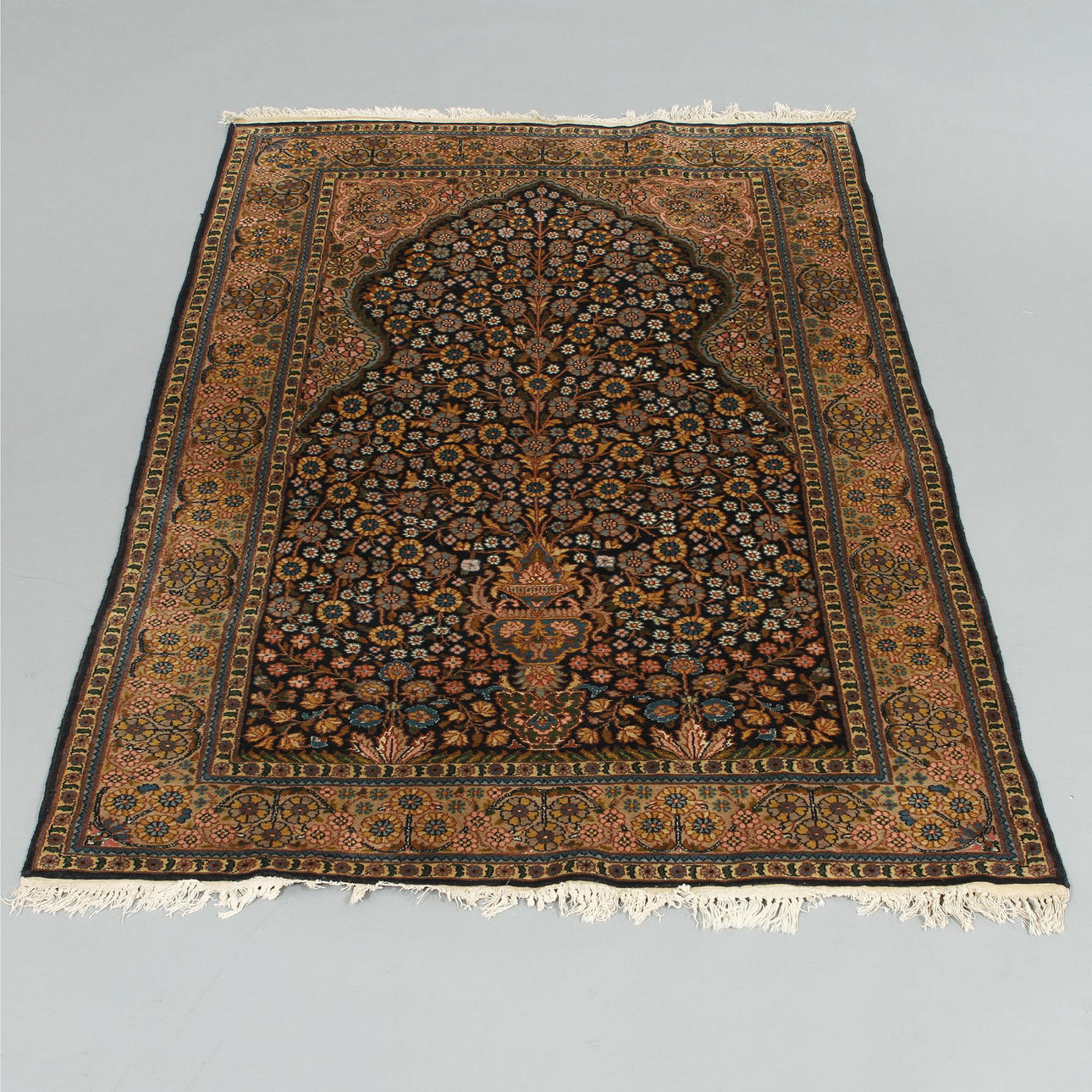 MATTA, Kashmir, silkesinslag. 185 x 124 cm.