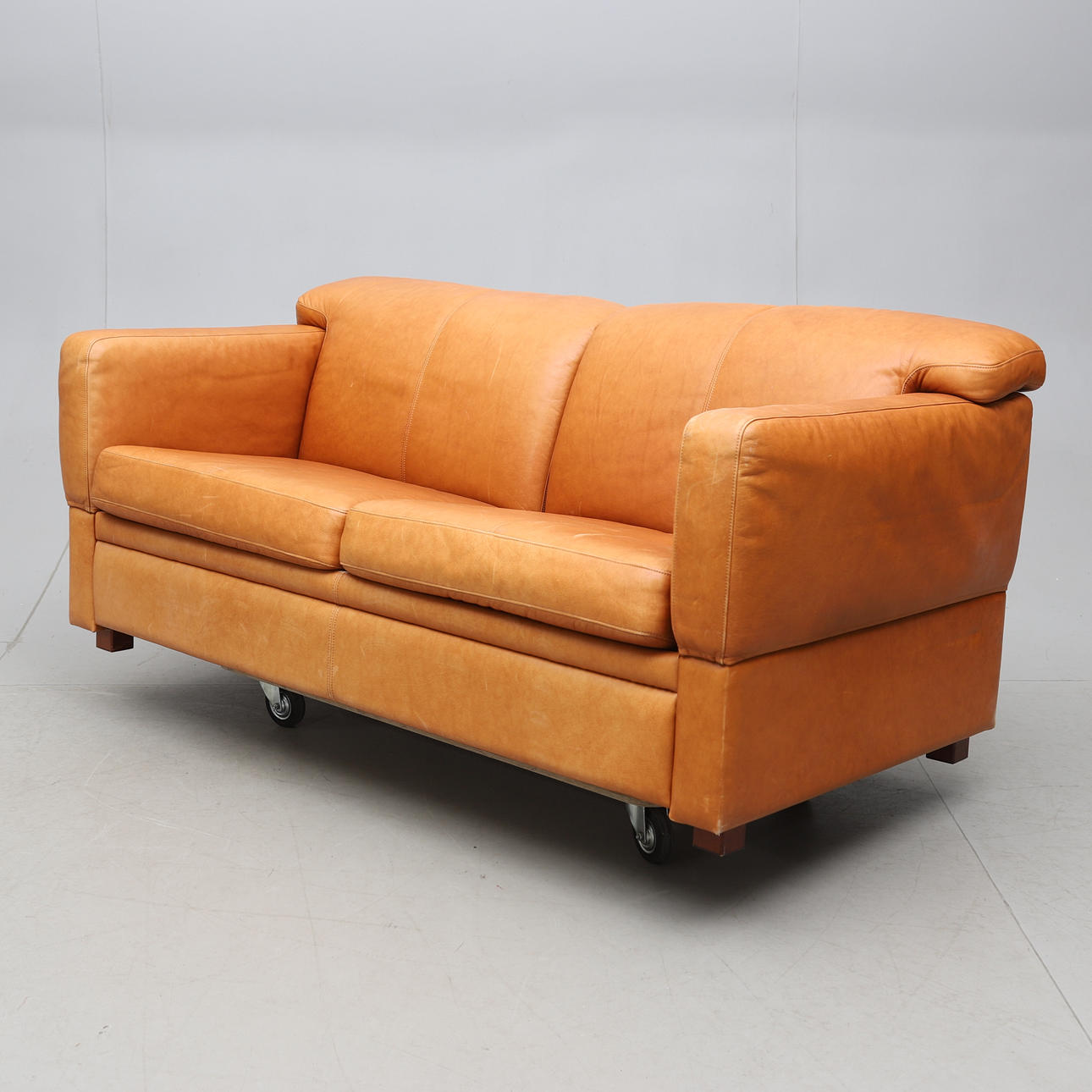 BÄDDSOFFA, skinn, 1900-talets andra hälft.