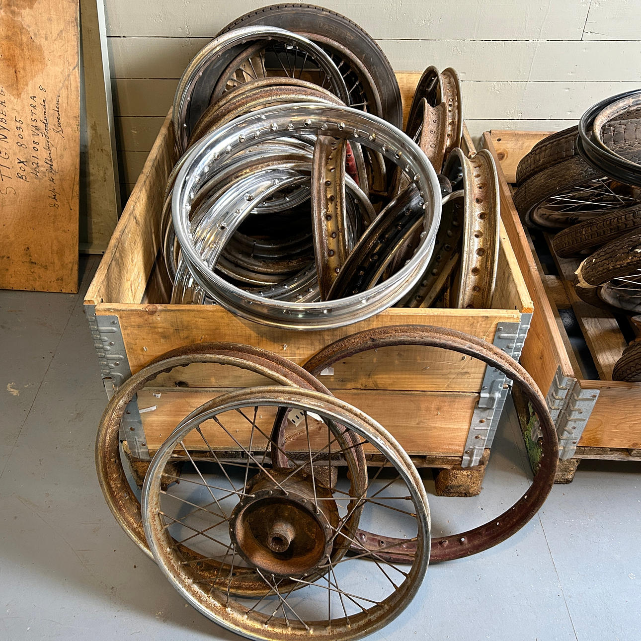 PARTI FÄLGAR OCH HJUL, 22 delar.