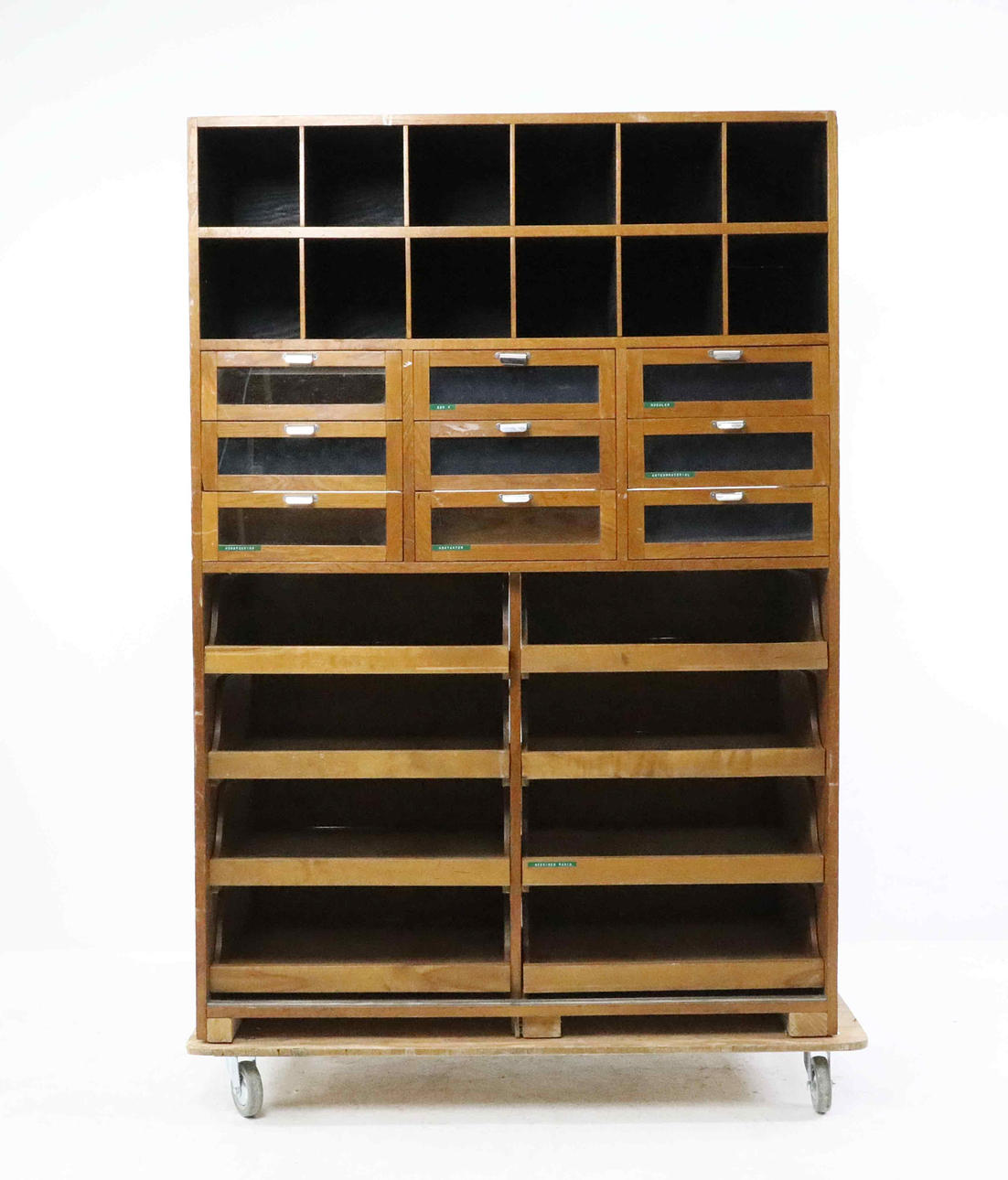 AKRIVSKÅP, 1900-talets mitt.