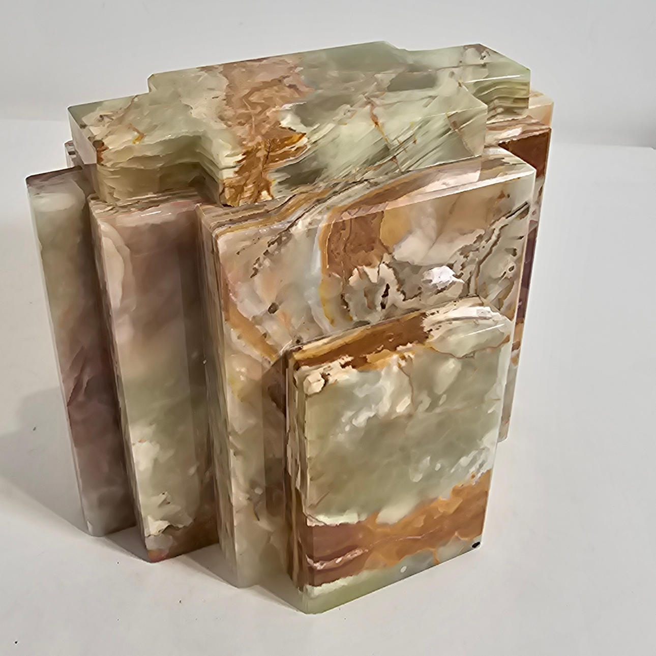 PEANA DE ÓNIX ESCALONADA ESTILO ART DECÓ.