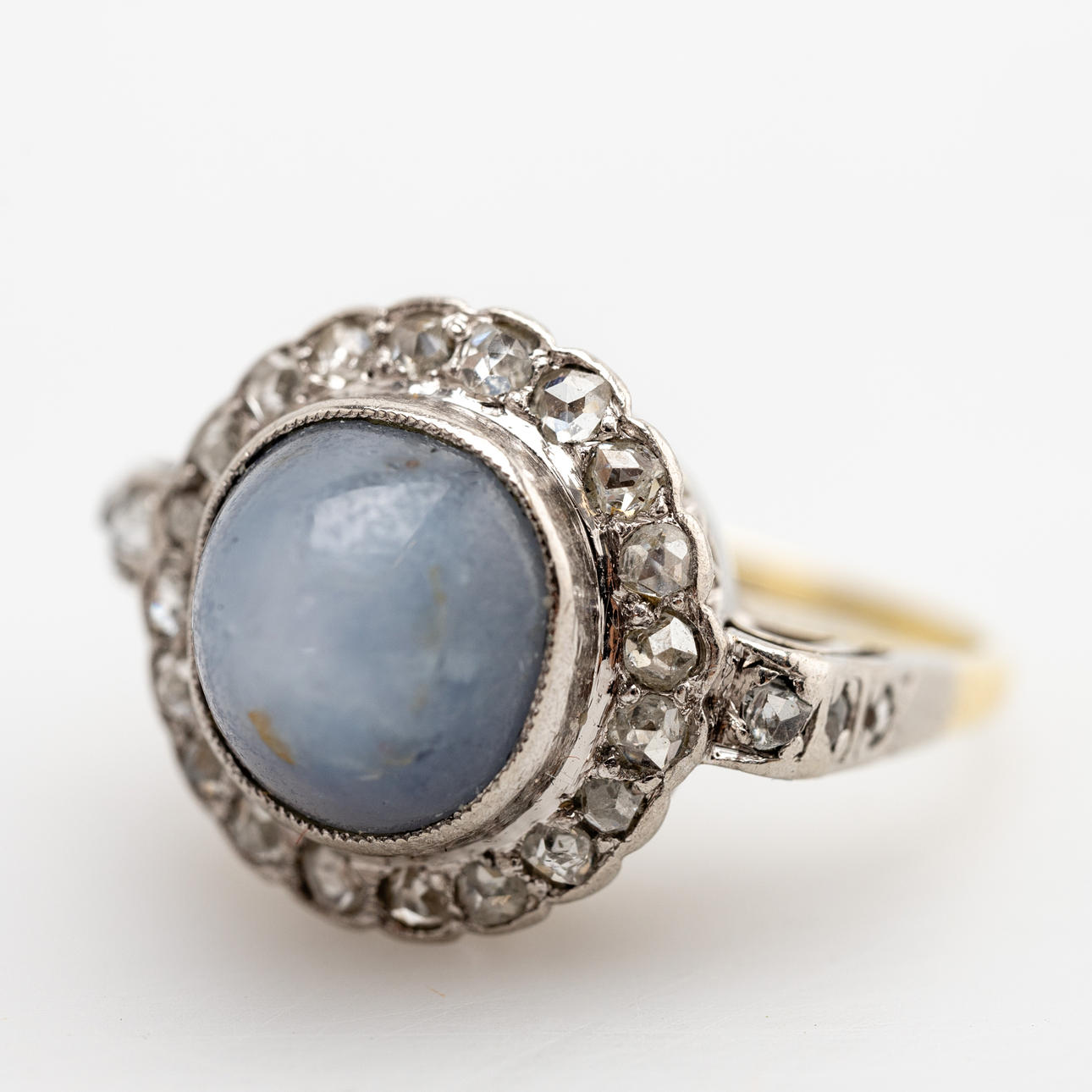 Anillo con zafiro estrella y diamantes.