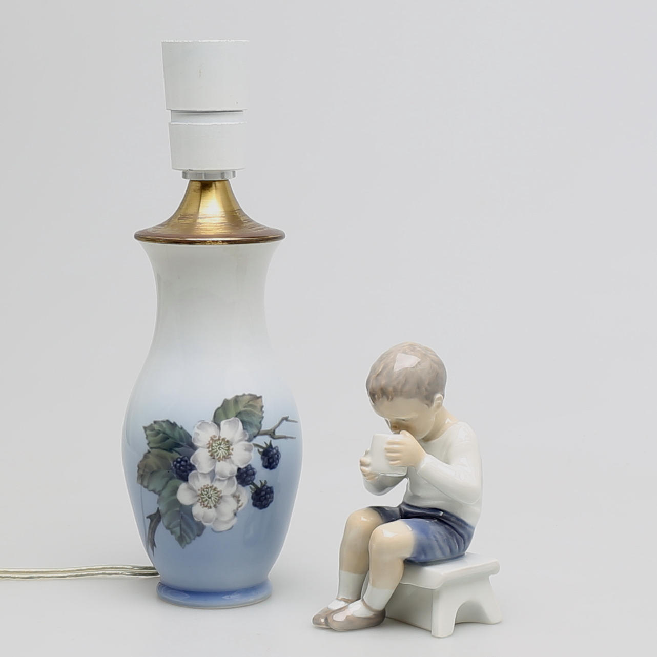 FIGURIN samt BORDLAMPA i porslin, Bing & Gröndahl, Royal Copenhagen, Danmark.