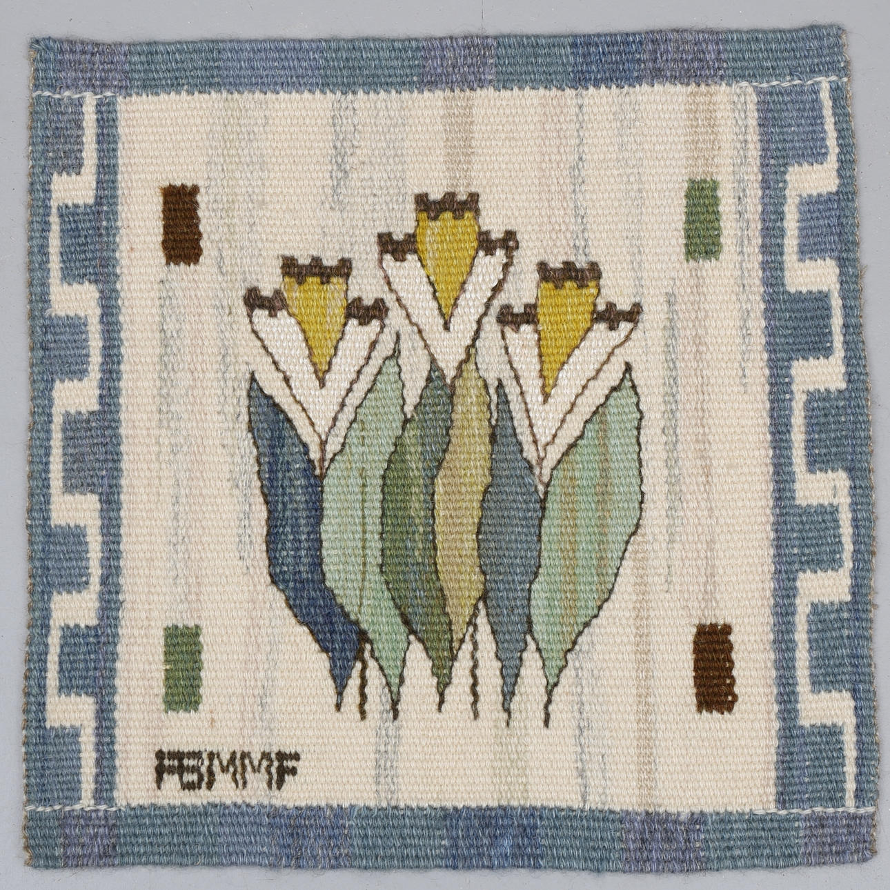VÄVNAD, "Blomlapp", signerad AB MMF (Märta Måås-Fjetterström), ca 27x27 cm.