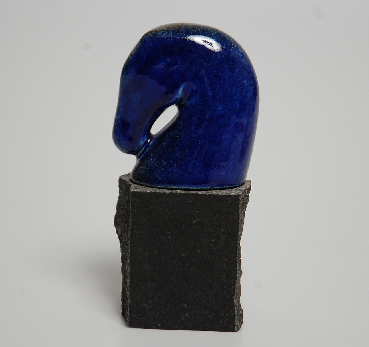 ULLA OCH GUSTAV KRAITZ. skulptur, hästhuvud på diabas, signerad.