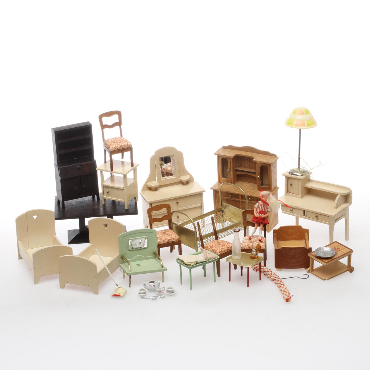 DOCKSKÅPSMÖBLER med mera, 1900-tal.