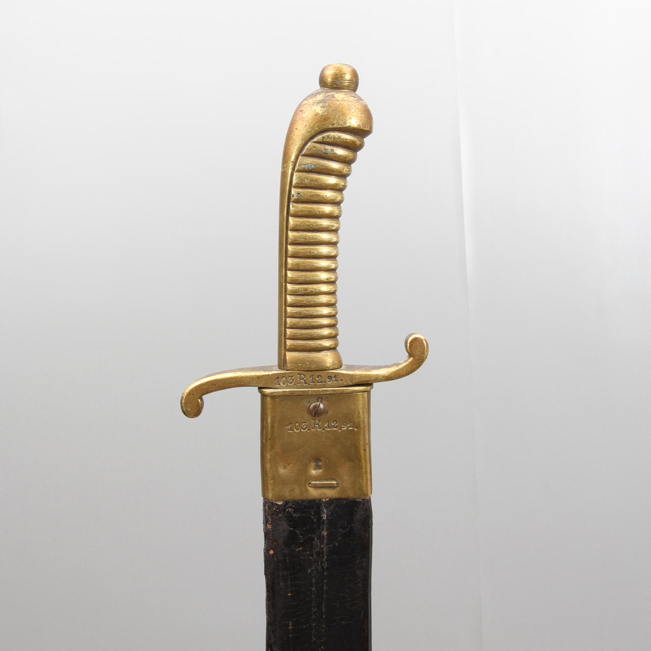 HUGGARE, med mässingsfäste, 1800-tal.