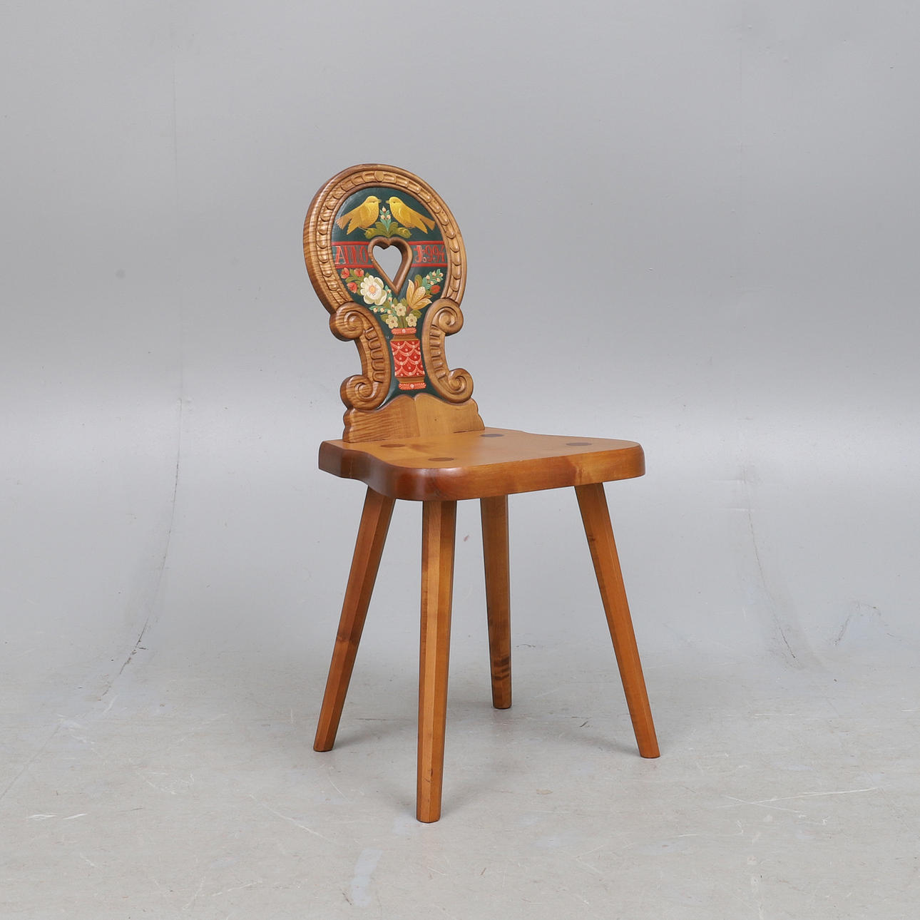 A MODERN HUNGARIAN FOLK STYLE PINE CHAIR.