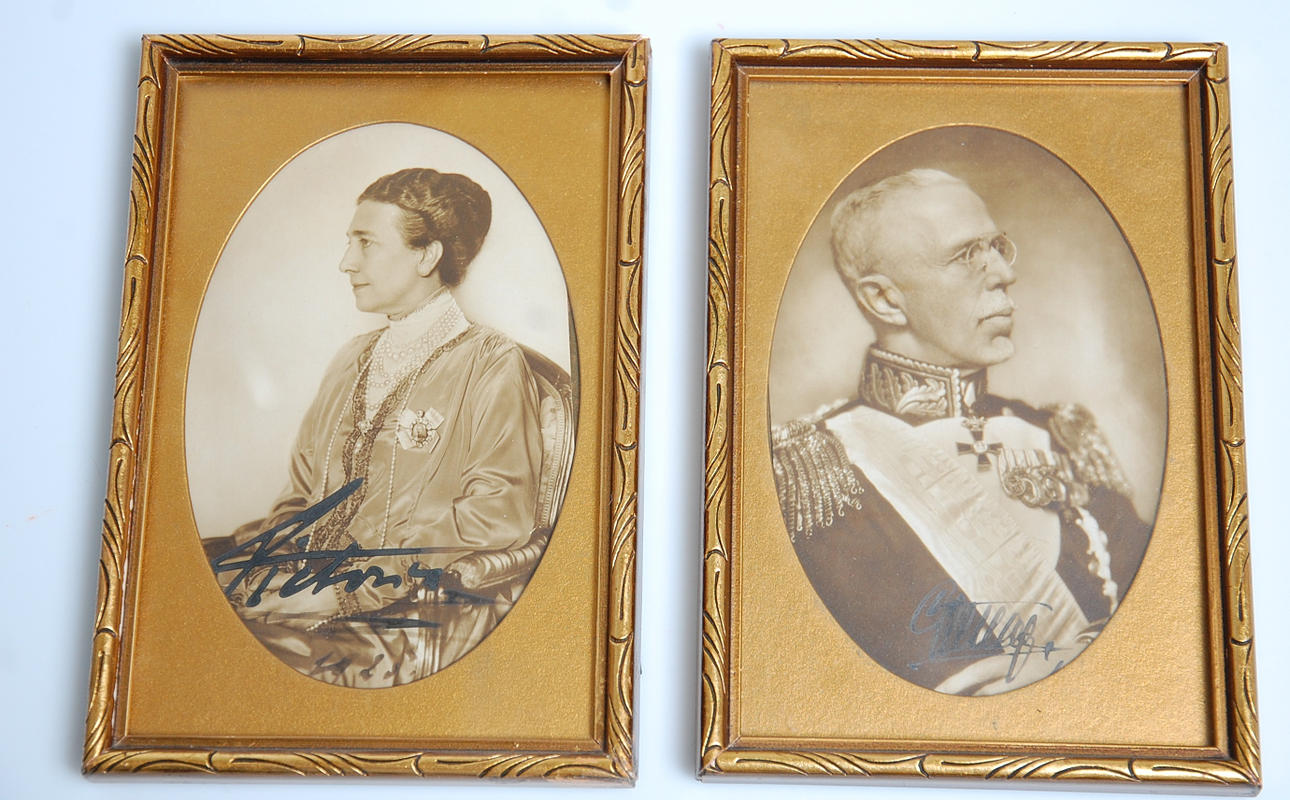 VYKORT, 2 st, Gustav V, Viktoria, med autografer.