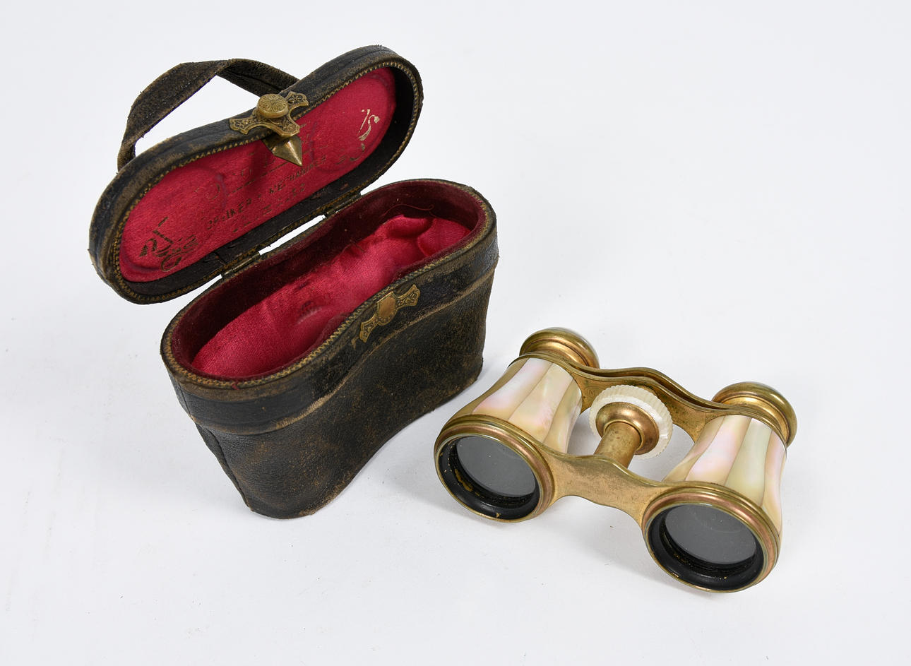 OPERA GLASÖGON. mässing med pärlemorprydnad, 1900-talets första hälft 1800-talet (omkring 1930).