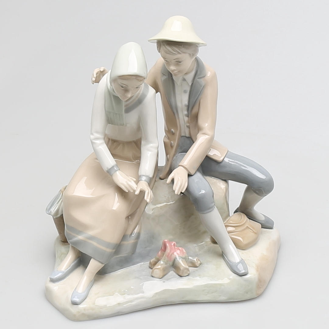 FIGURIN i porslin, kärlekspar vid lägereld, Zaphir, Spanien, 1900-talets andra hälft.