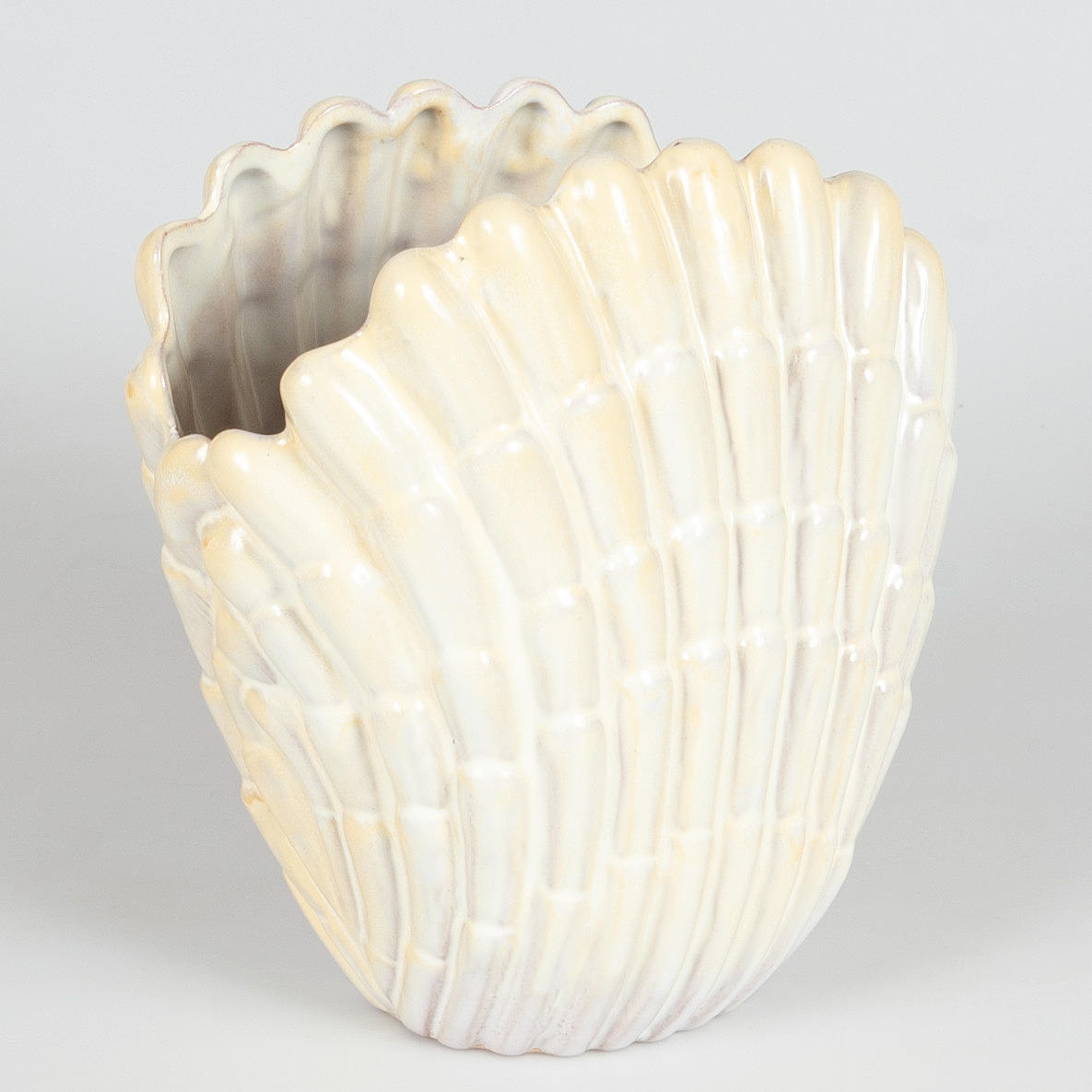 VICKE LINDSTRAND. Shell vase, porcelain, Upsala-Ekeby.
