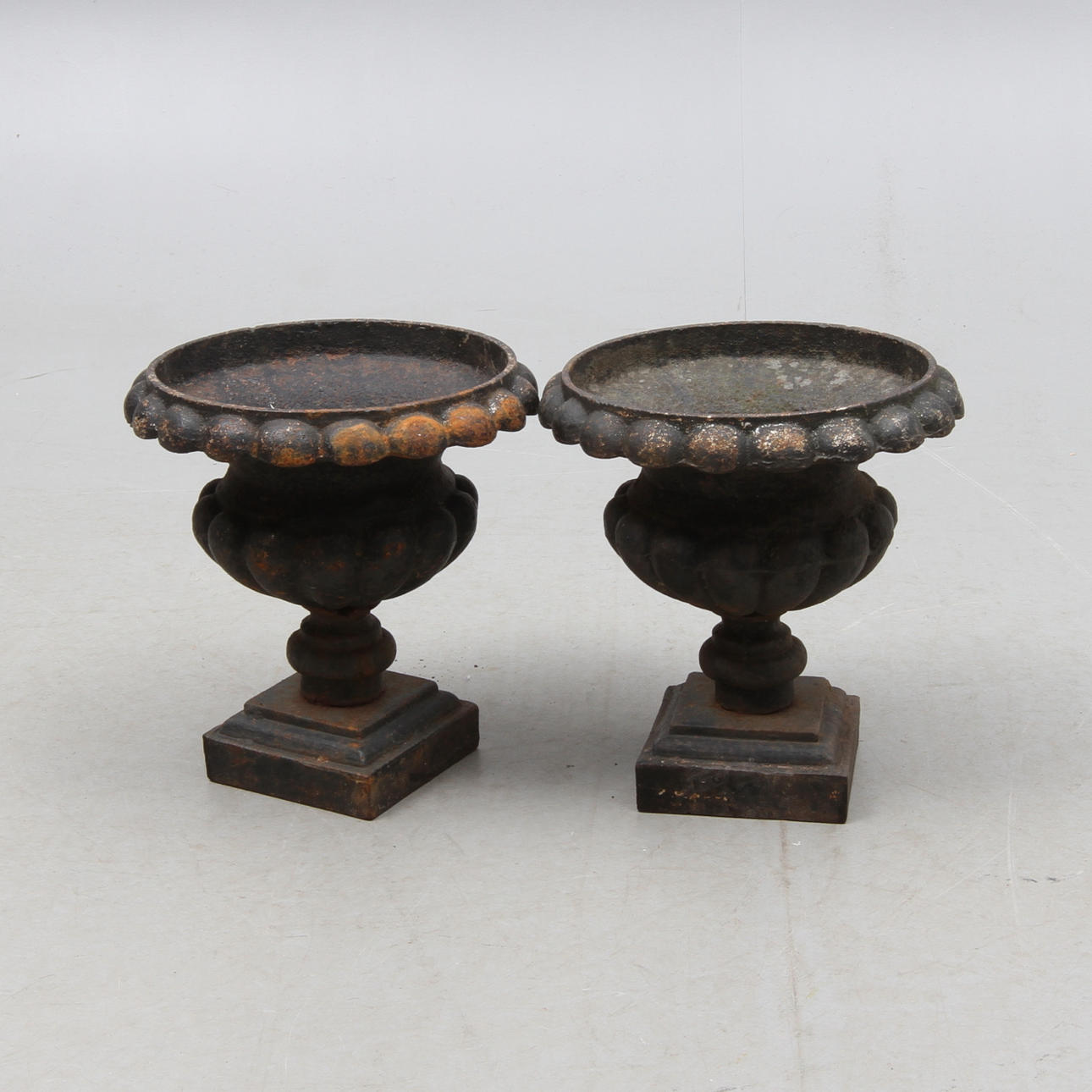 TRÄDGÅRDSURNOR, 1 par, gjutjärn.