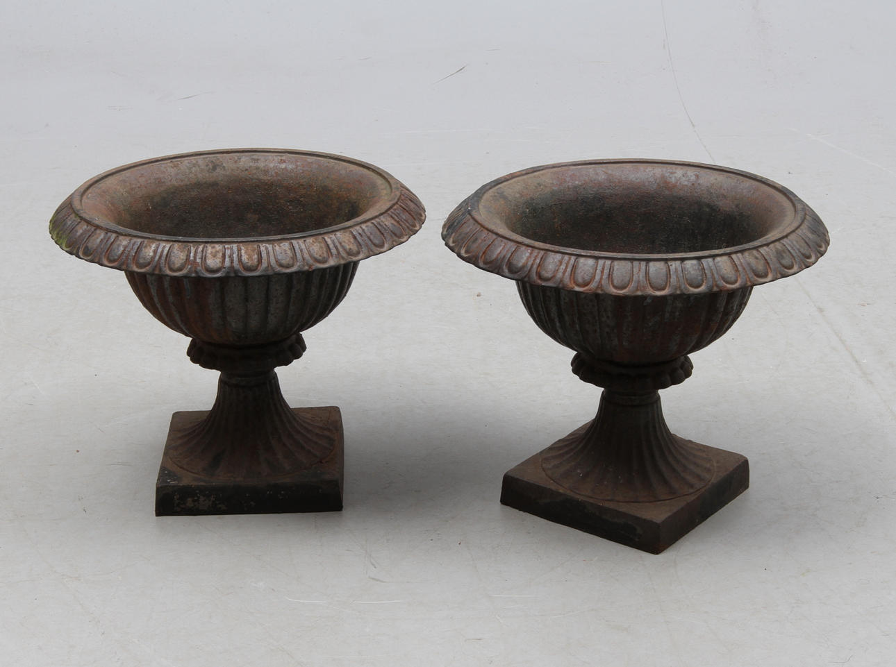 TRÄDGÅRDSURNOR, 1 par, gjutjärn.