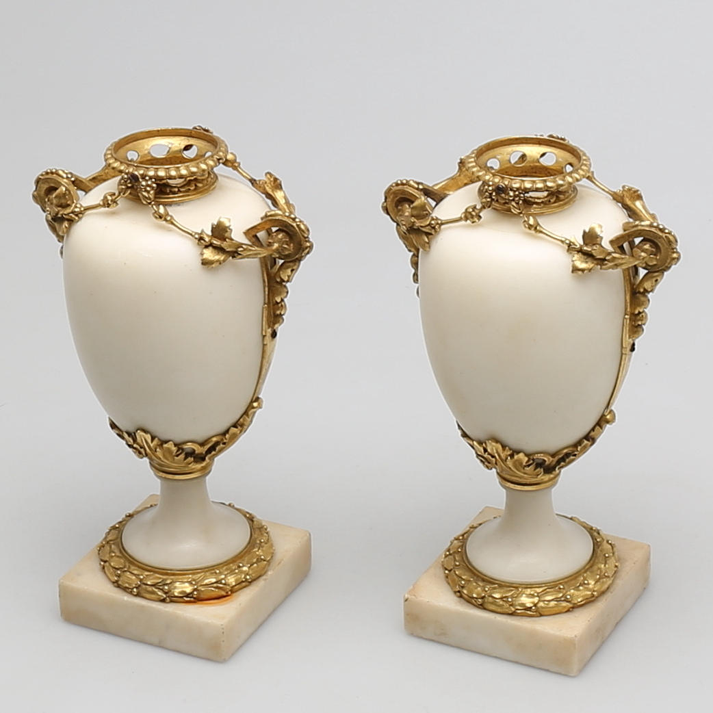 URNOR i alabaster, ett par, dekor i förgylld mässing, Louis XVI-stil, 1800-/1900-tal.