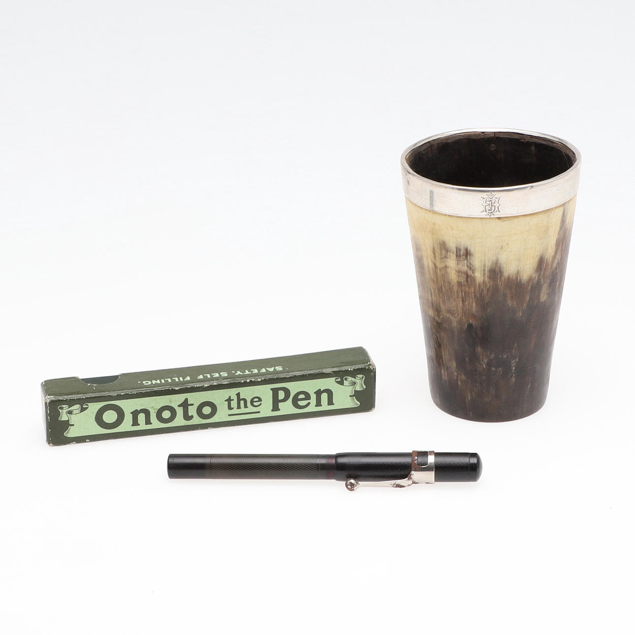 EN SILVERMONTERAD HORNBÄGARE.