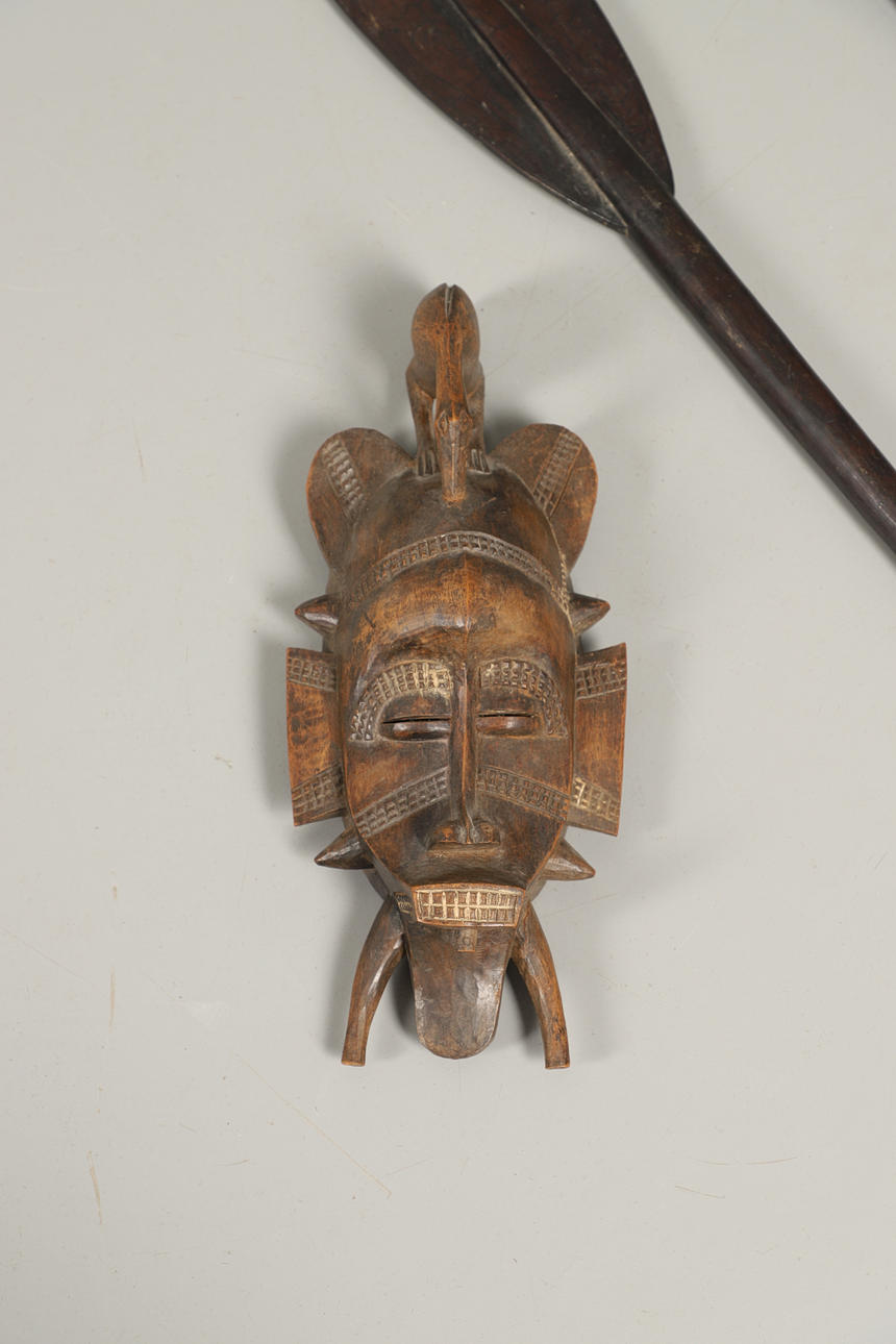 LARGE TRIBAL PADDLES & AFRICAN TRIBAL MASK. Ethnographica - Auctionet