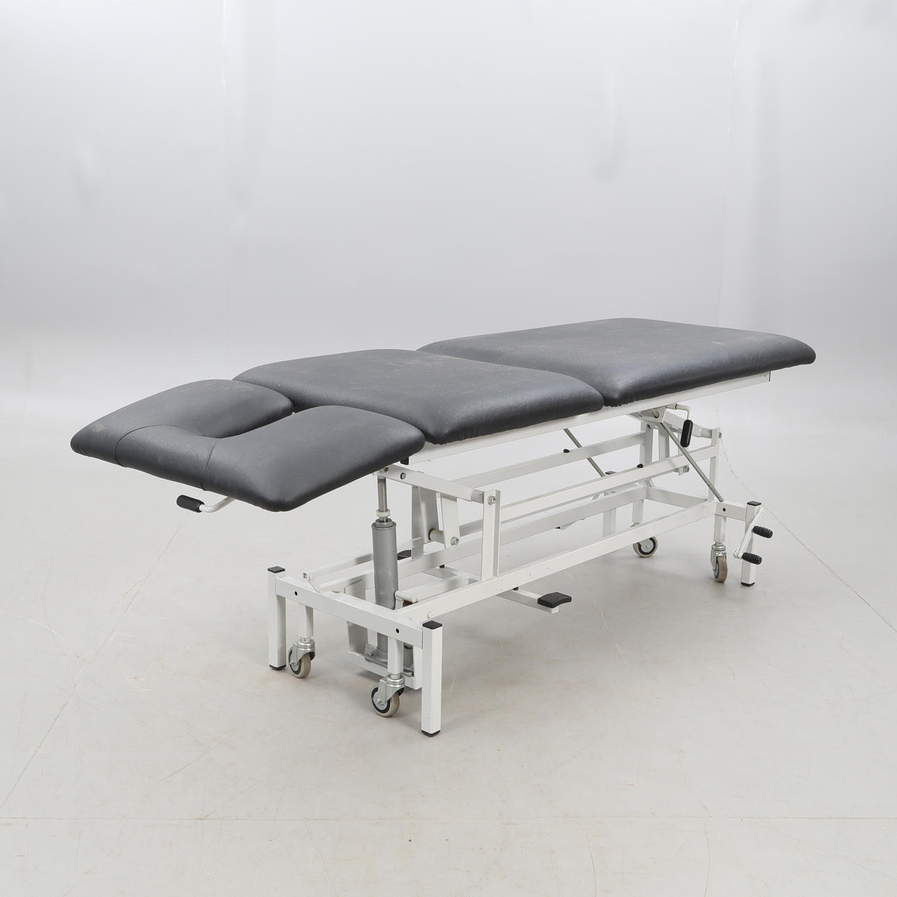 MASSAGEBÄNK, höj och sänkbar.