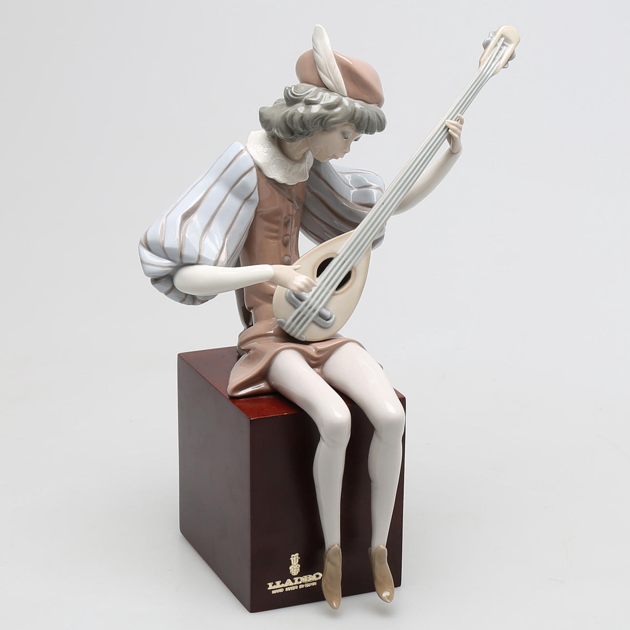 FIGURIN i porslin, pojke med luta, Lladro, Spanien.