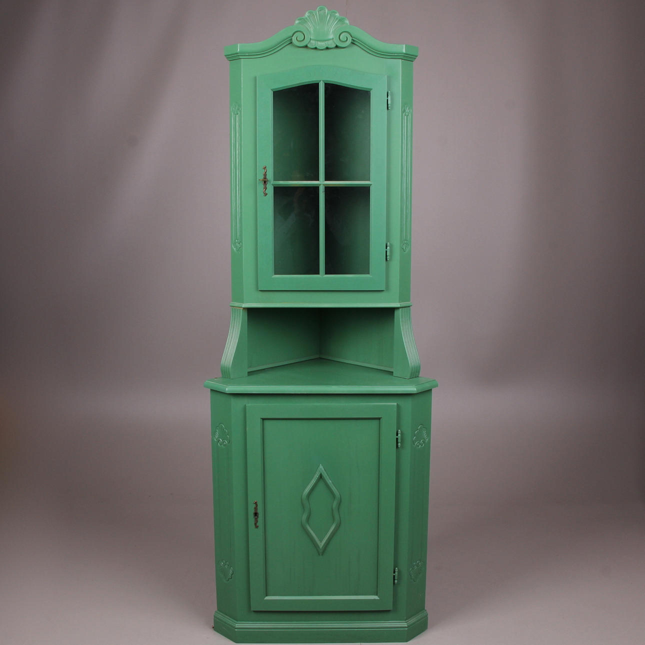 HÖRNSKÅP, med vitrin, 1900-tal.