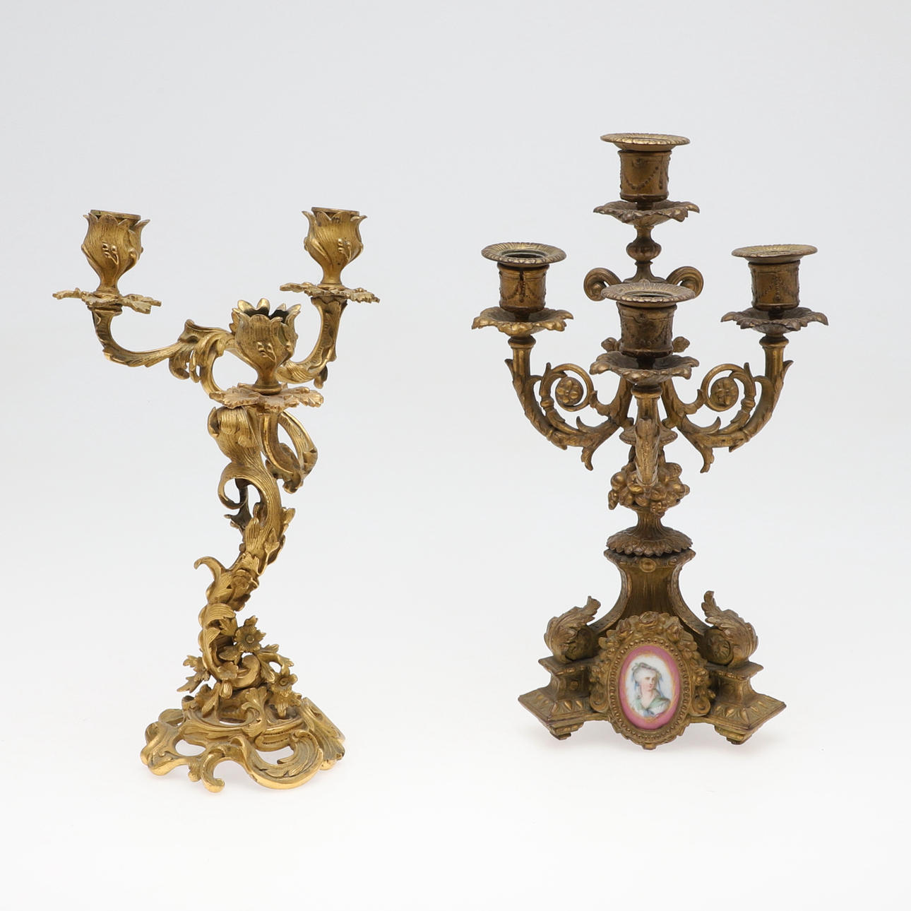 CANDELABRO FRANCÉS DE METAL DORADO.