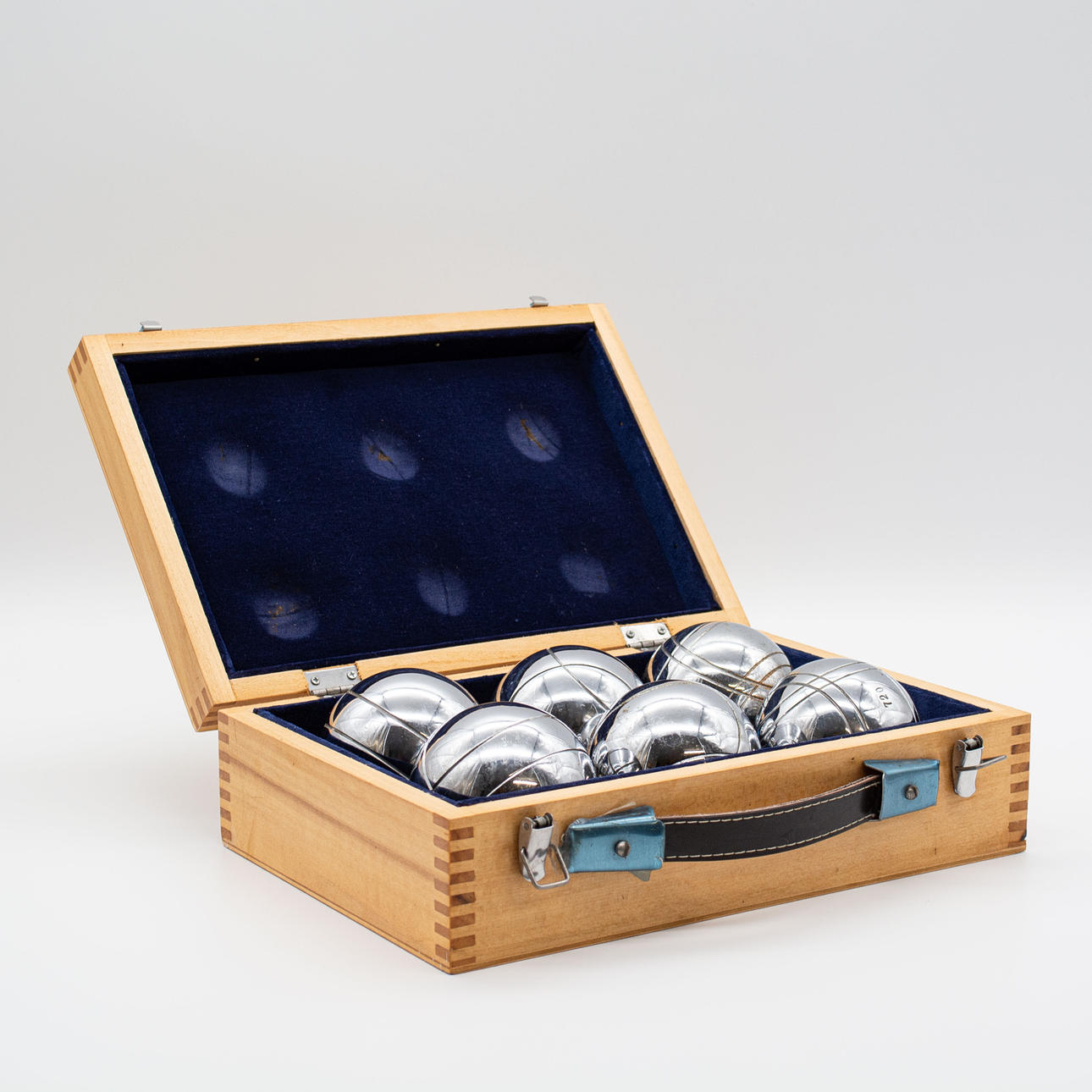 BOULE BOLL SET I TRÄLÅDA.