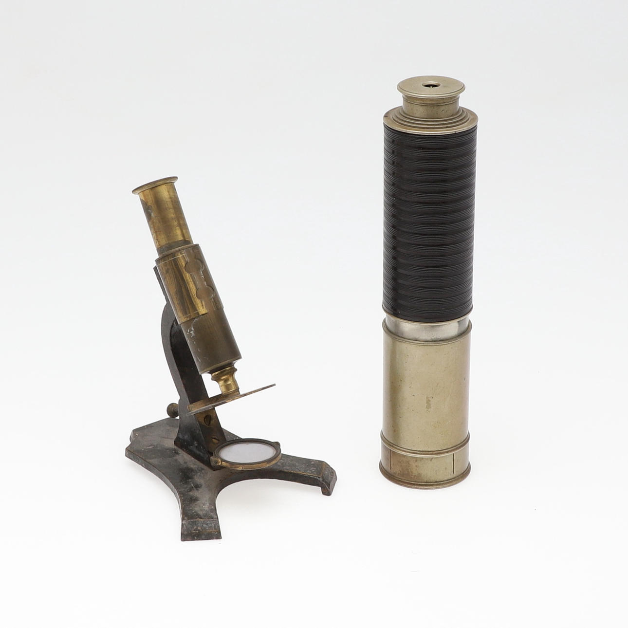 EIN TELESKOP UND EIN SCHULMIKROSKOP AUS MESSING.