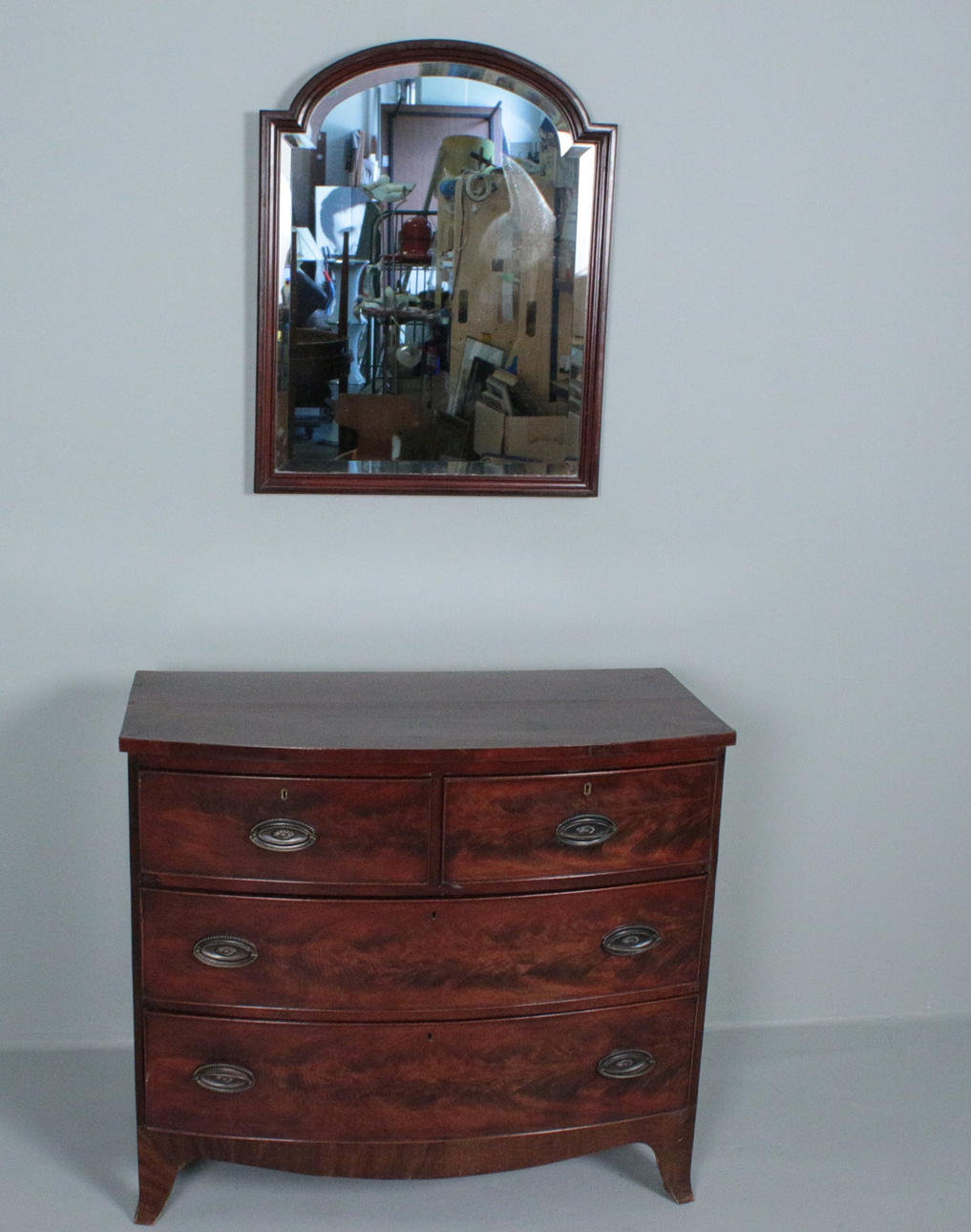 antik byrå med spegel.