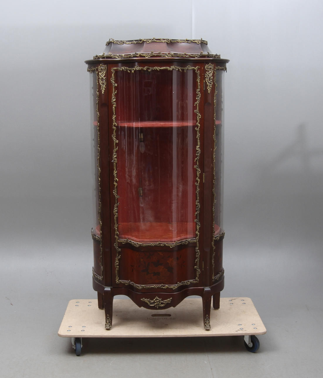 VITRINSKÅP, rokokostil, 1900-tal.