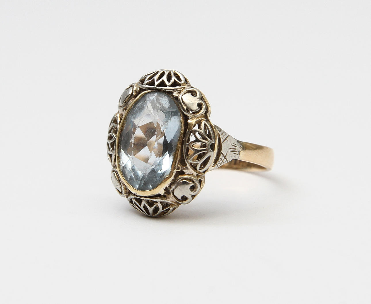 RING. 14k guld med blå sten, ca 4,2 gram brutto.