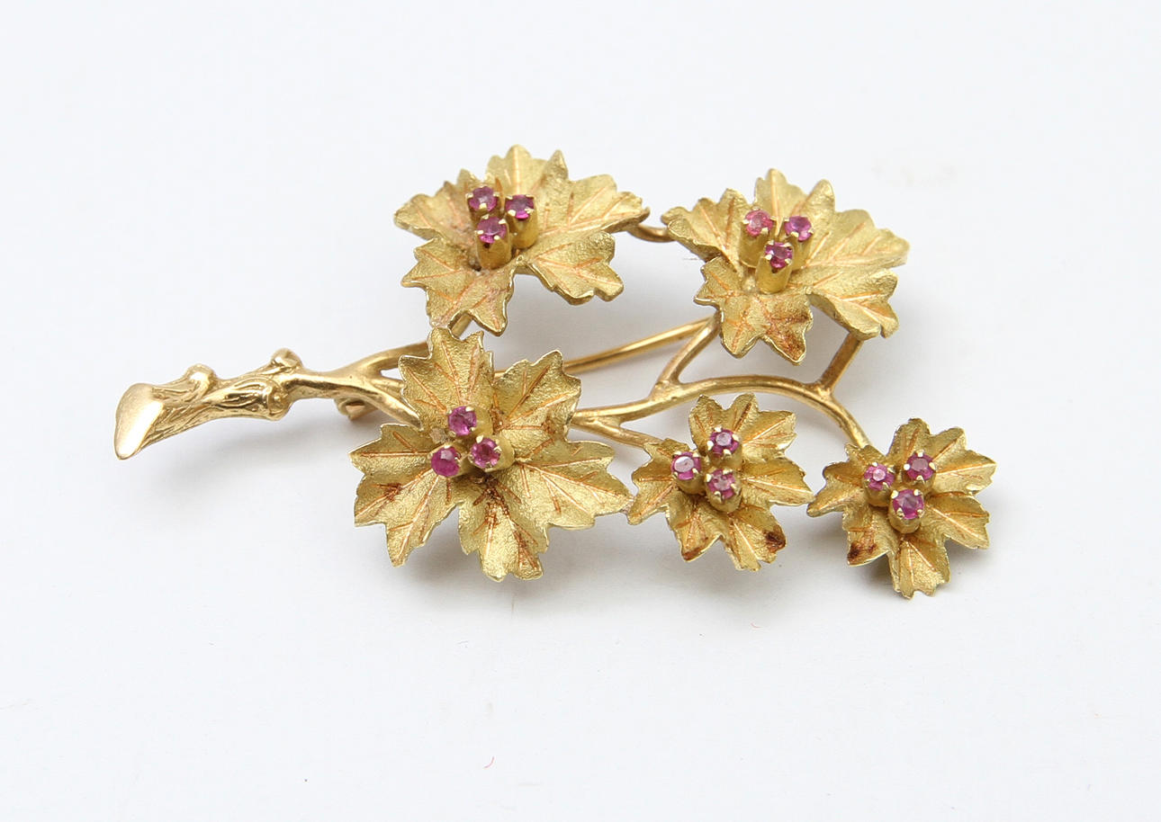 BROSCH. 18k guld med röda stenar, ca 9,6 gram.
