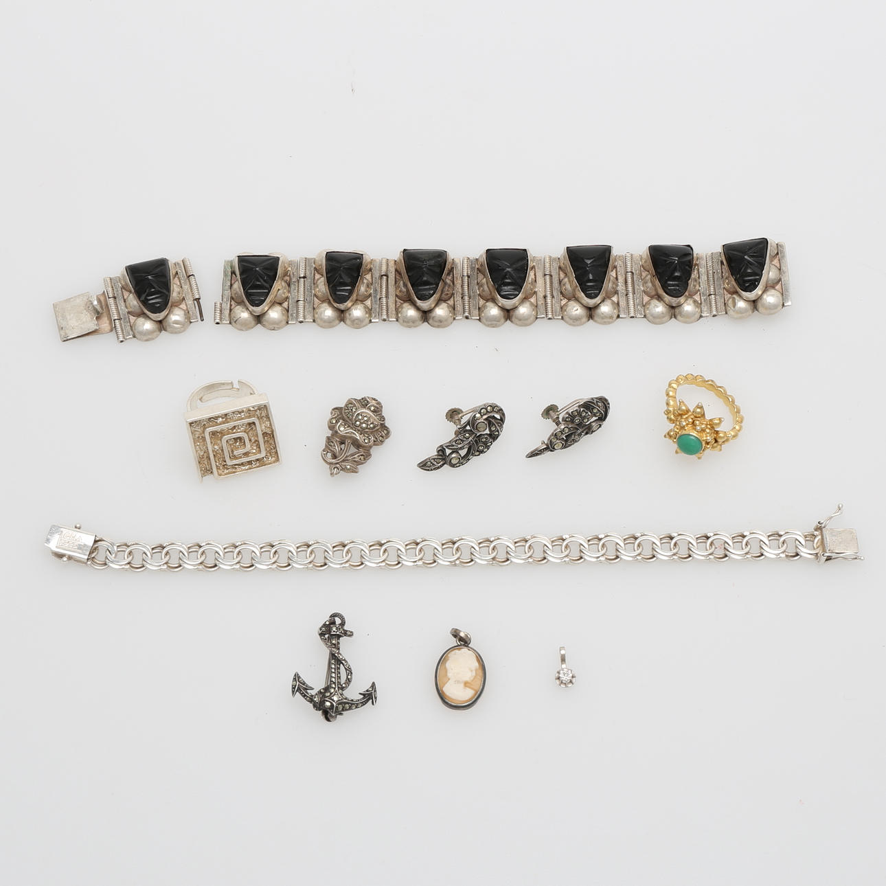 HÄNGSMYCKE, guld 18K med briljant samt 10 SILVERSMYCKEN.