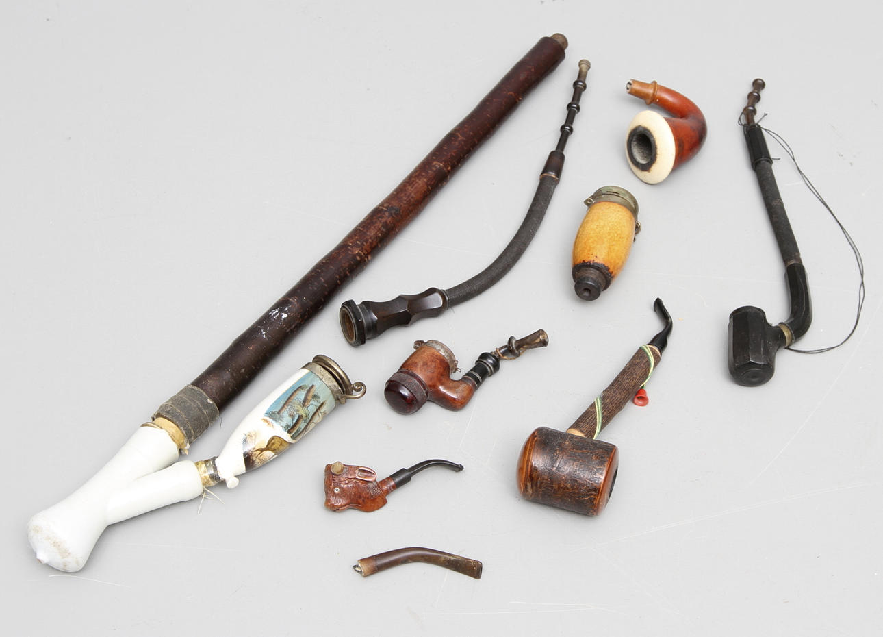 PIPHUVUDEN, 7 st, porslin och trä, 1900-tal.