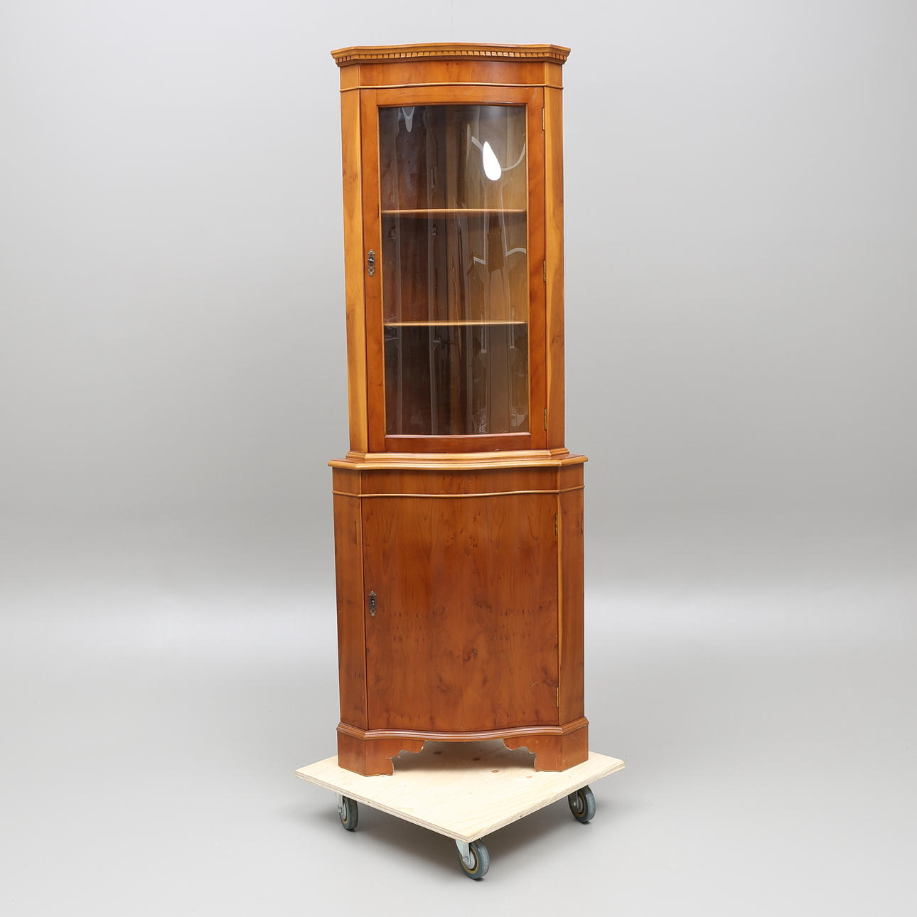 HÖRNSKÅP, engelsk stil, 1900-talets andra hälft.