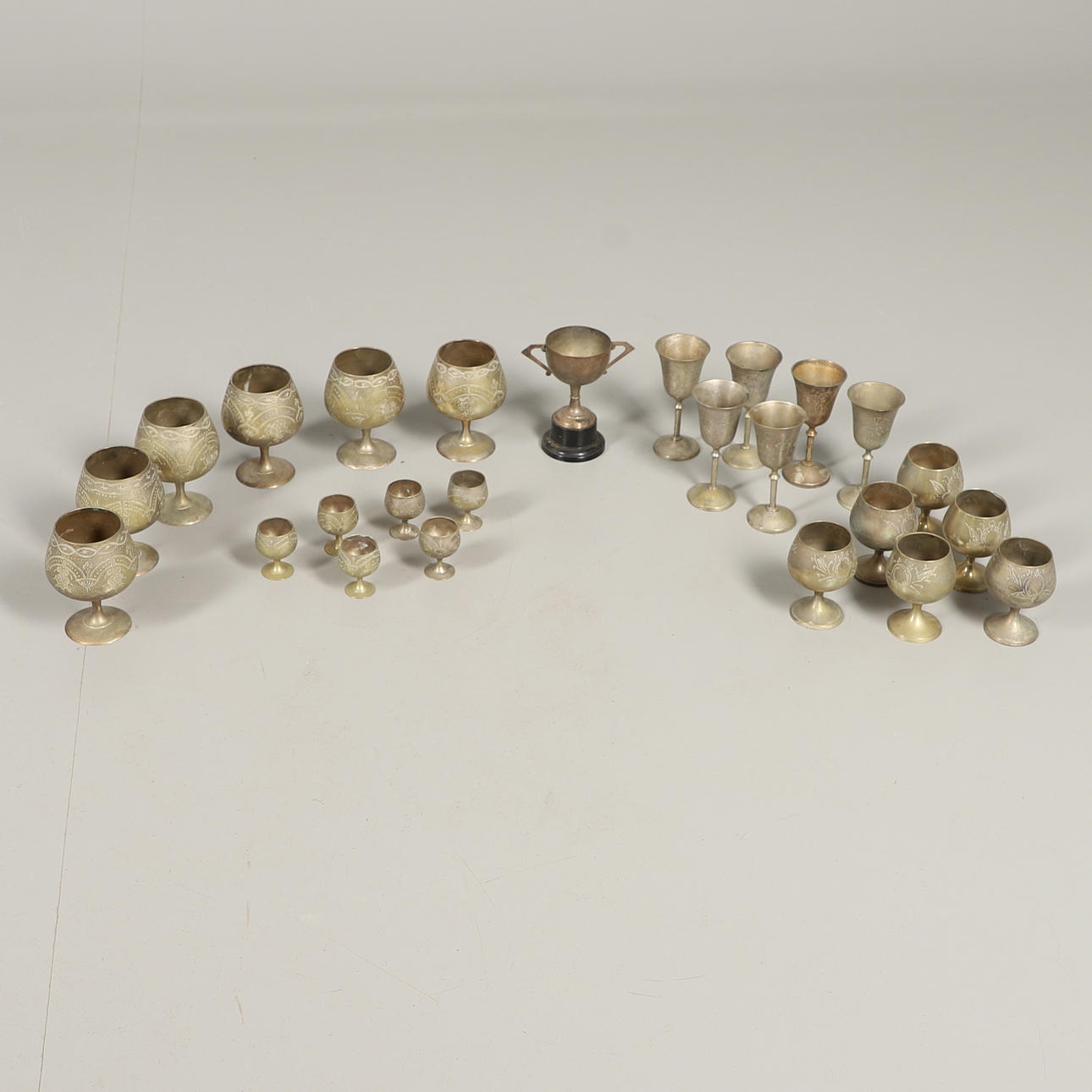 EN MÄNGD VITA METALLBÄGARE.