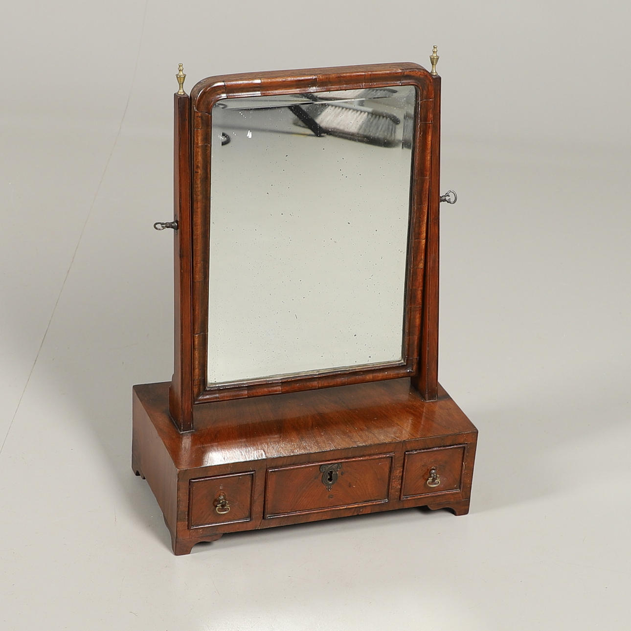 GEORGE III, GUNGA TOALETTSPEGEL, VALNÖT.