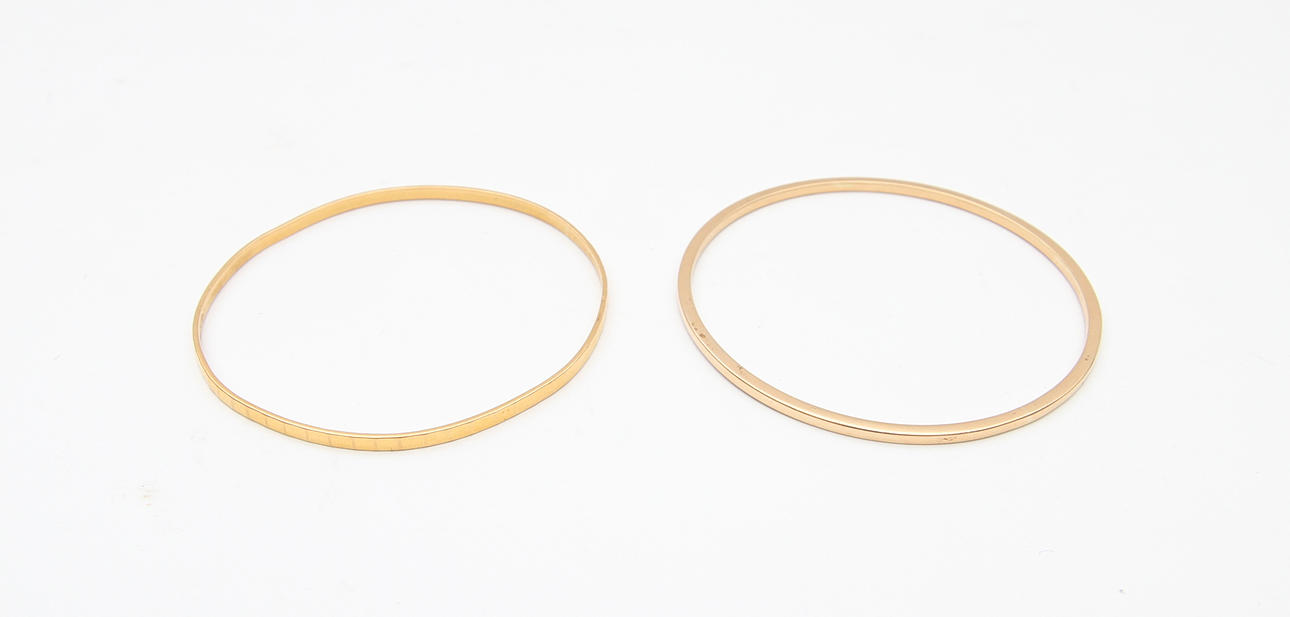 ARMRINGAR. 2 st 18k guld, ca 15,3 gram.
