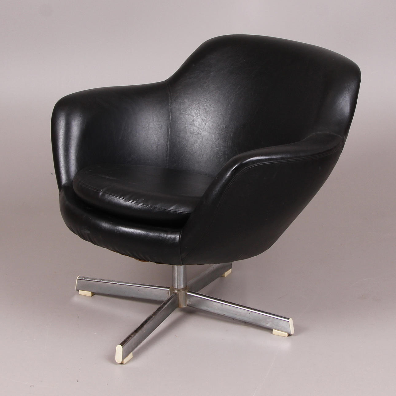 FÅTÖLJ, konstskinn, med snurrfunktion, 1960-tal.