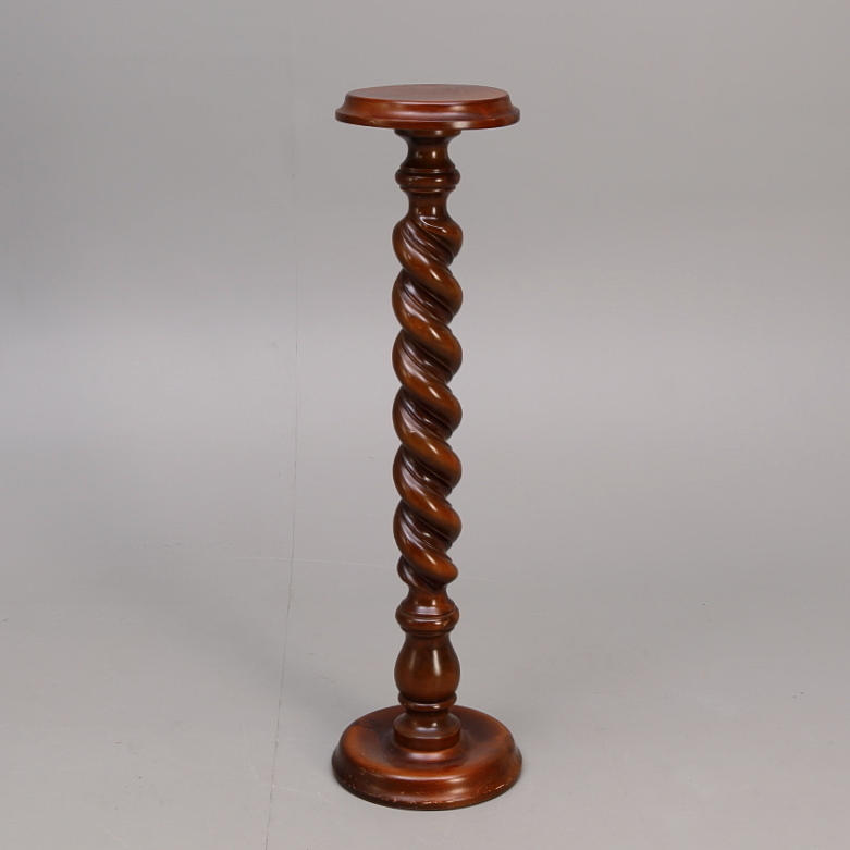 PEIDESTAL, vriden fot, 1900-tal.