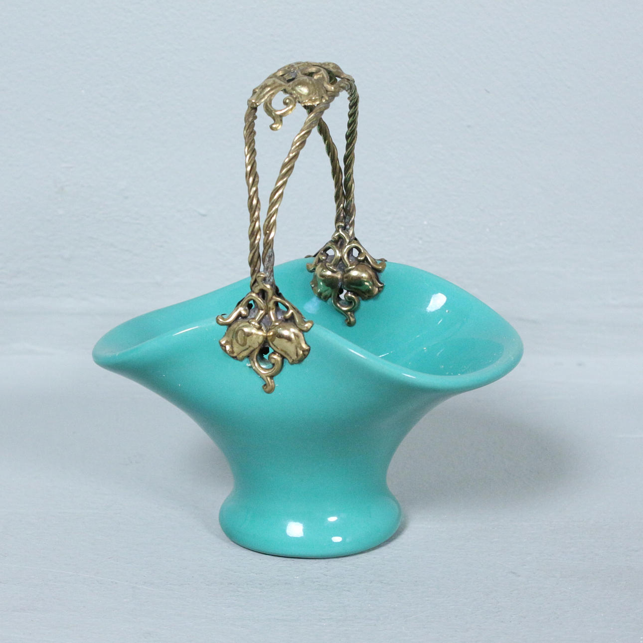 GEORG JENSEN. Keramisk kurv / håndtagsskål, Danmark.