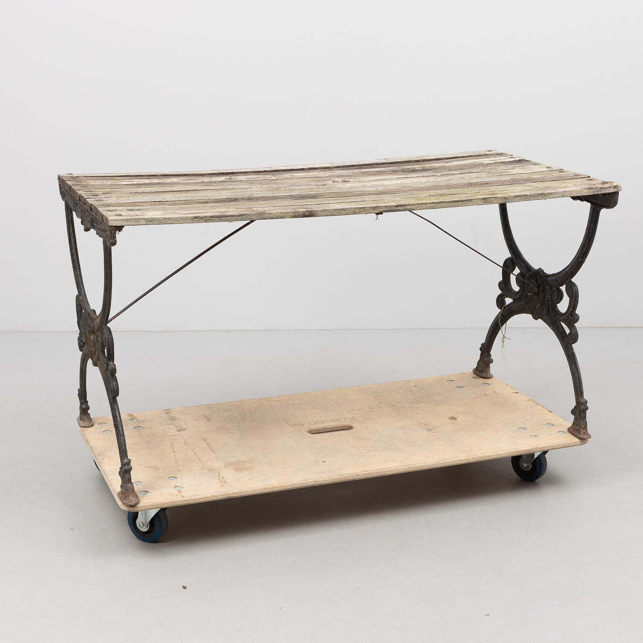 GARTENTISCH, Holz und Gusseisen.