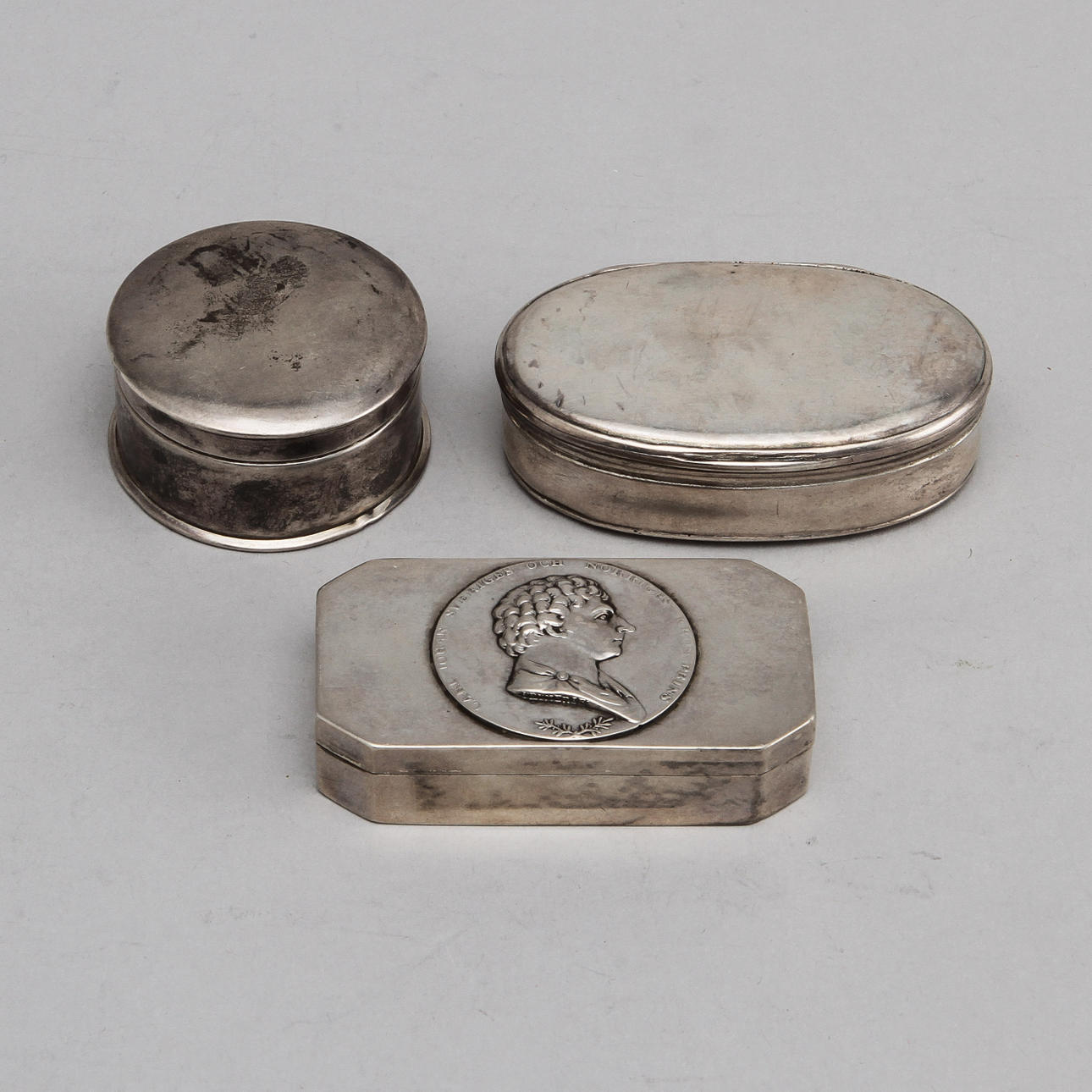 DOSOR, 3 st, silver, Jonas Elg, Västerås, 1785 samt Johan Patrik Ljungström, Uddevalla, 1815. Total vikt 520 gram.