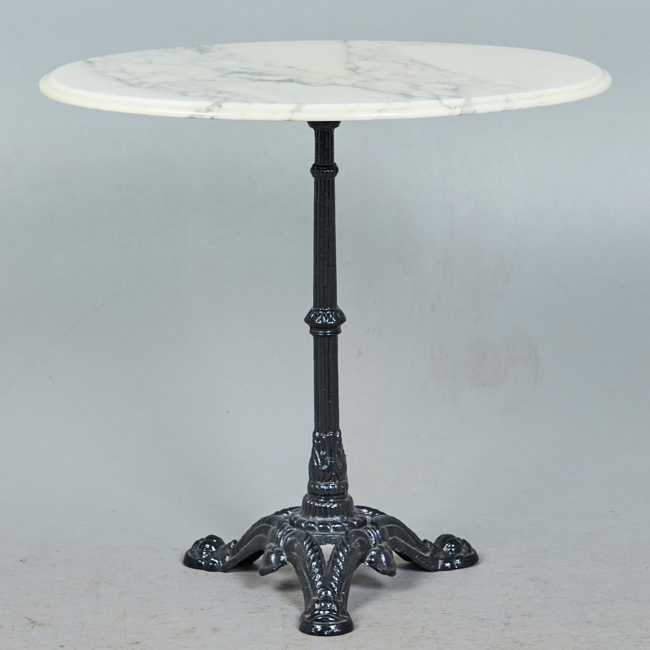 Bistrotisch / Tisch, Marmor, Gusseisen.