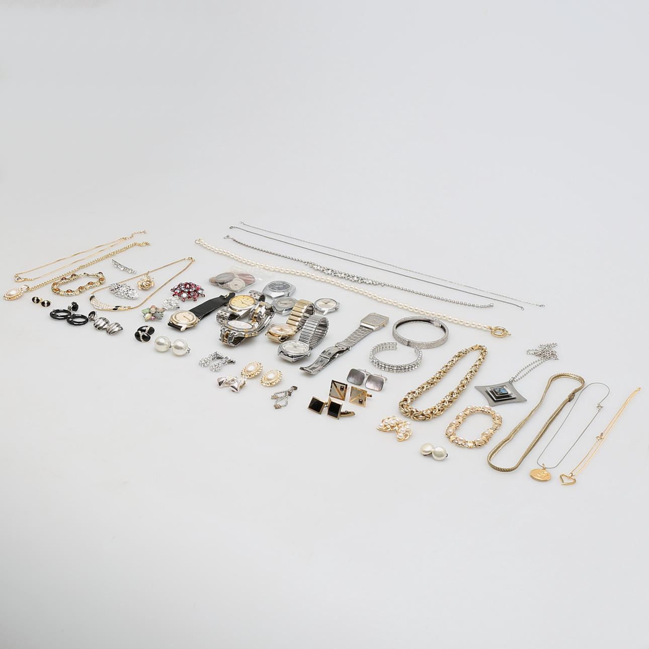 PARTI BIJOUXTERIER och klockor, ca 30 delar, 1900-talet.