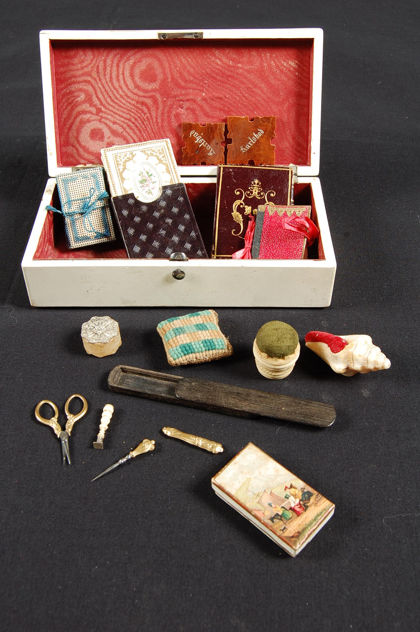 SYETUI, 17 delar,1800-tal, proveniens Ida Sparre Söfdeborg 1879.