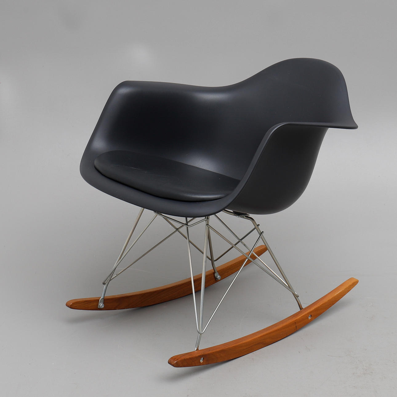 CHARLES & RAY EAMES. "RAR", KEINUTUOLI, VALMISTAJA VITRA.