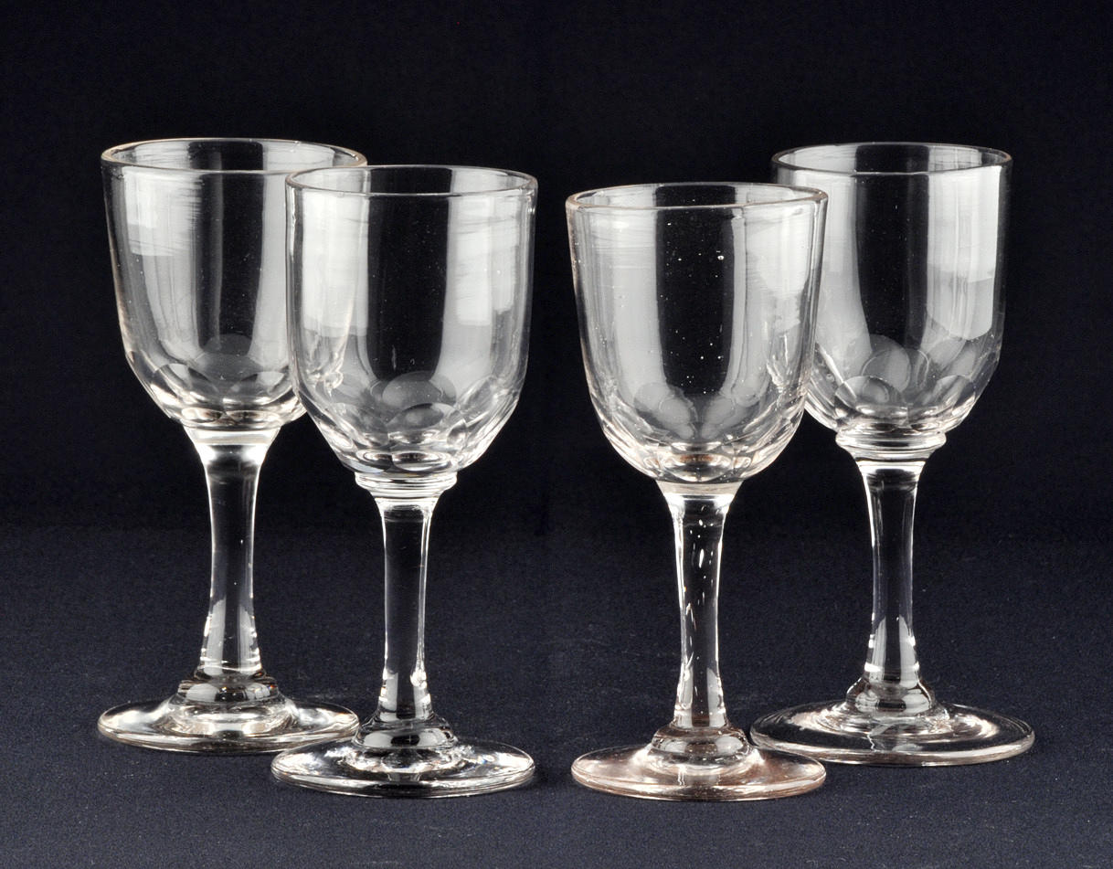 PORTWEINGLÄSER. Mycket av 4, dejting 19århundradet.