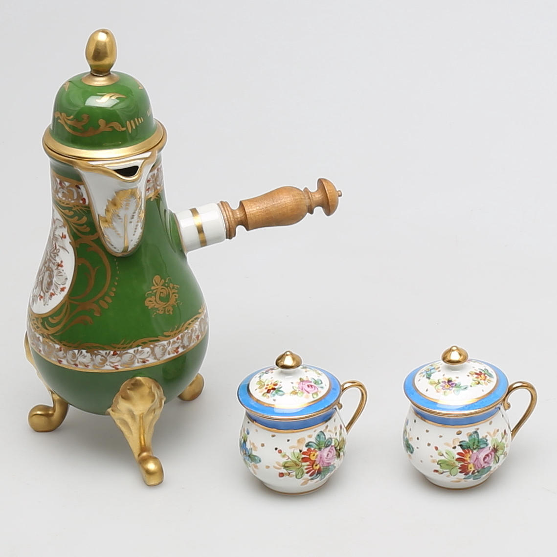 PARTI PORSLIN, 3 delar, chokladkanna och cremekoppar, Limoges, Frankrike, 1900-tal.