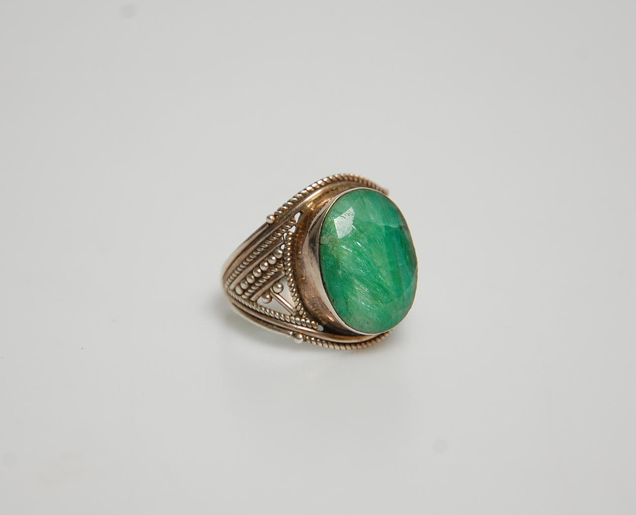 RING, silver, med grön sten.