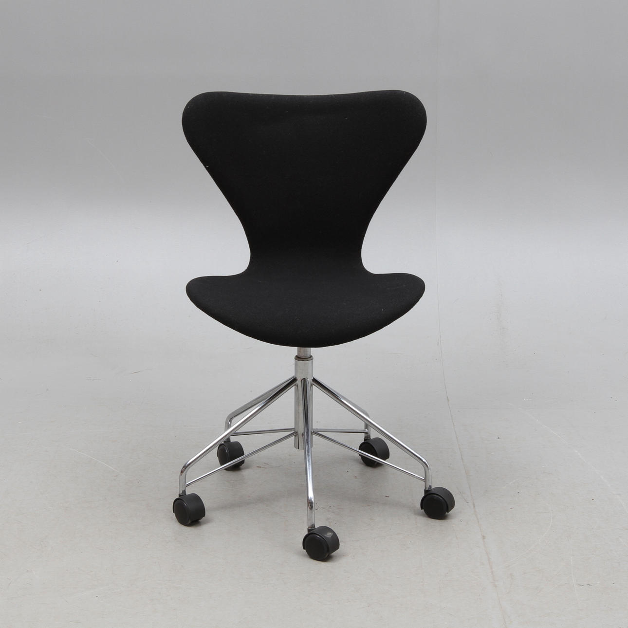 SKRIVBORDSSTOL, Arne Jacobsen, "Sjuan", Fritz Hansen, Danmark.